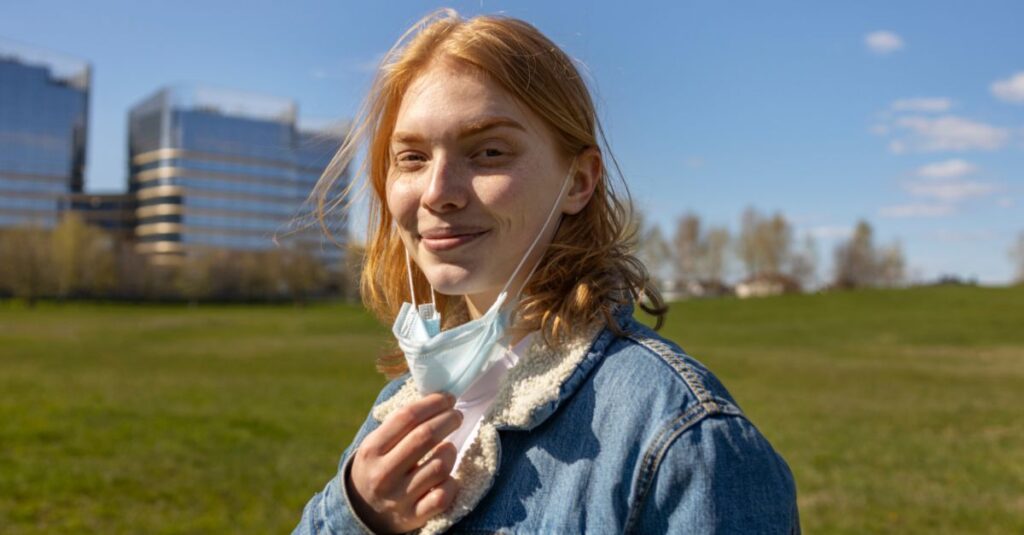 woman with face mask / air polution